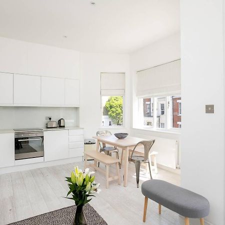 Guestready - West Kensington Home W/Balcony Лондон Экстерьер фото