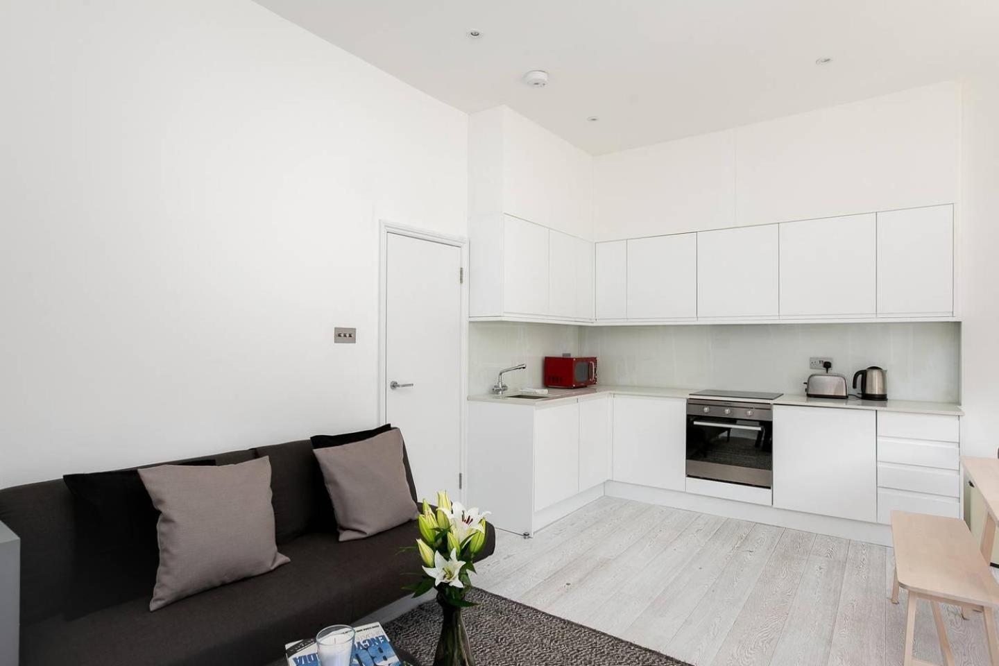 Guestready - West Kensington Home W/Balcony Лондон Экстерьер фото