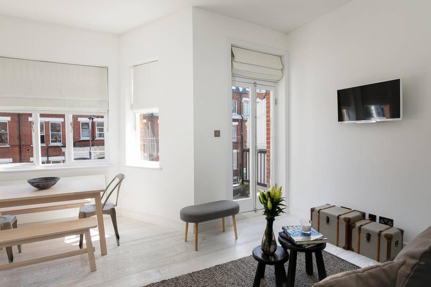 Guestready - West Kensington Home W/Balcony Лондон Экстерьер фото