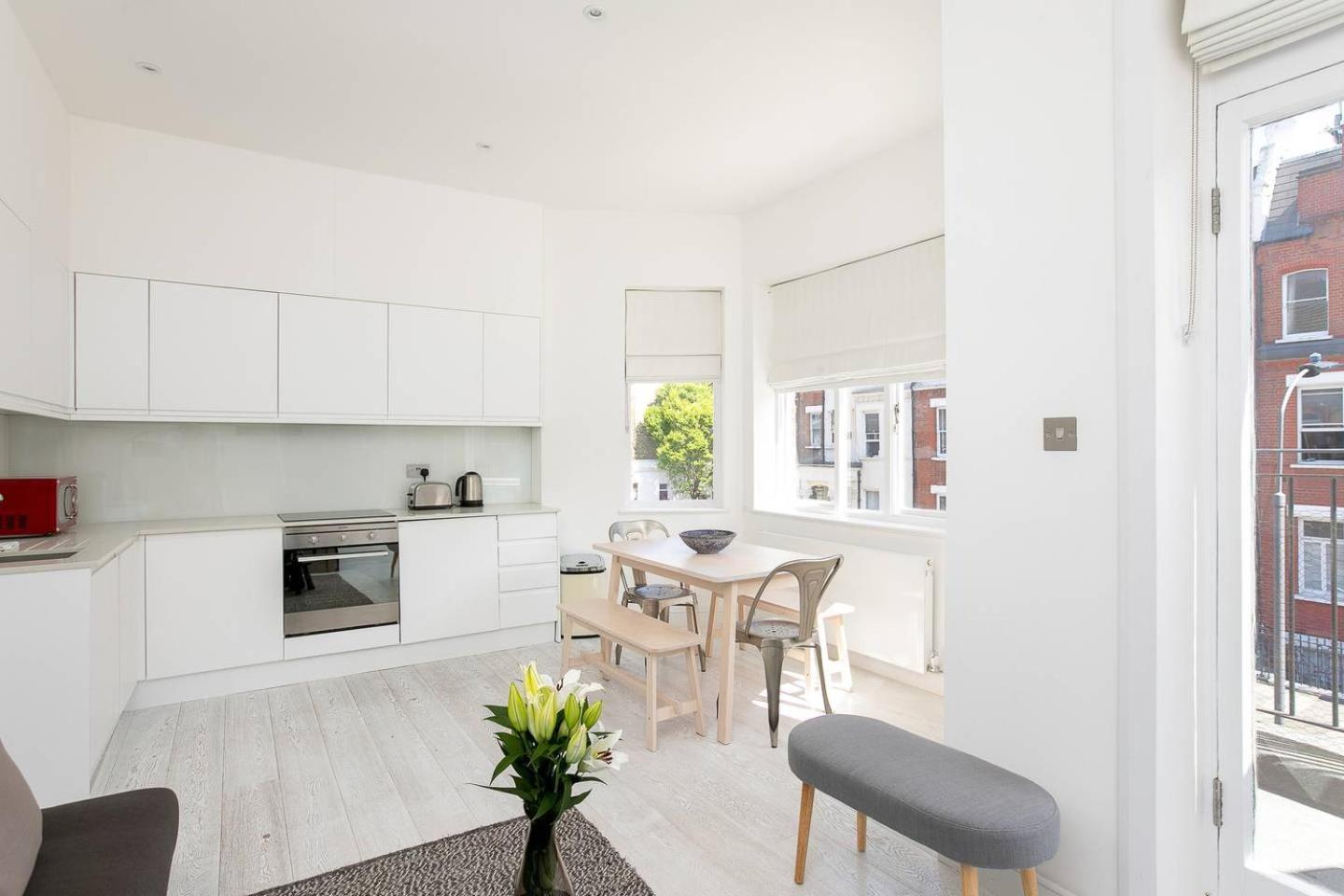 Guestready - West Kensington Home W/Balcony Лондон Экстерьер фото