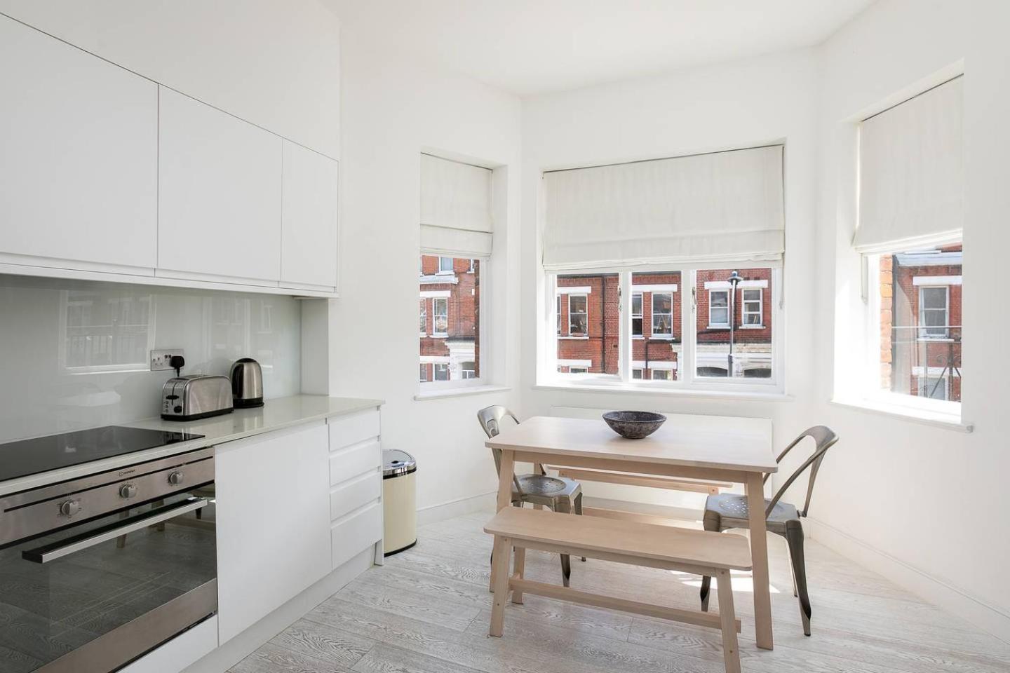 Guestready - West Kensington Home W/Balcony Лондон Экстерьер фото